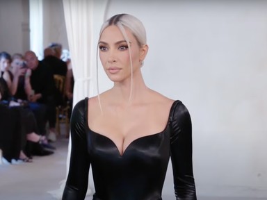 Hűha: Kim Kardashian, Nicole Kidman és Dua Lipa is megjelent a Balenciaga couture kifutóján