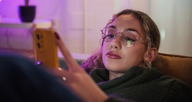 Íme a szakértő tanácsai, ha te is egyből a telefonodhoz nyúlsz, amikor unatkozol