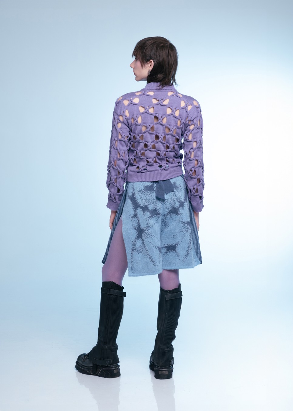 A Techne kollekcióban a horgolás és kötés klasszikus technikái találkoznak a 2000-es évek digitális esztétikájával.