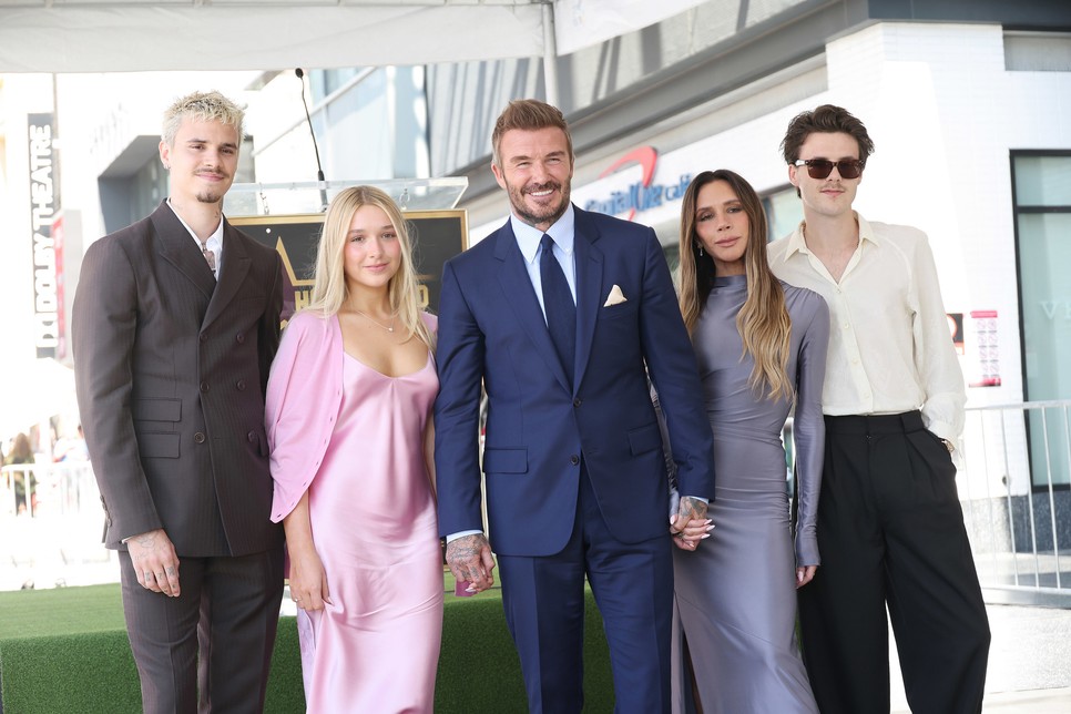 Romeo Beckham, Harper Beckham, David Beckham, Victoria Beckham és Cruz Beckham egy családi fotóra is összeálltak