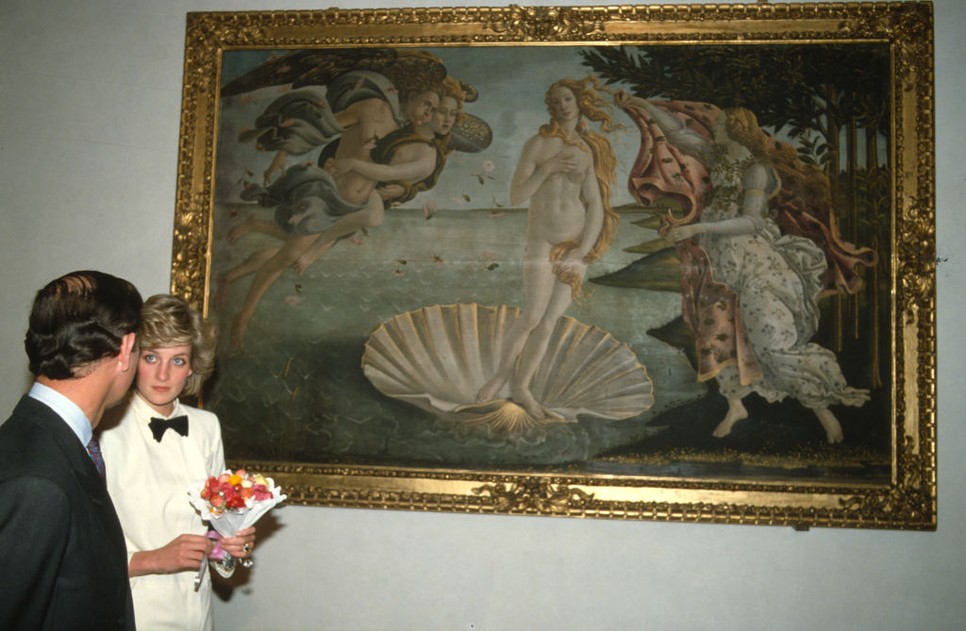 Diana hercegnő és akkor még Károly herceg megtekinti Botticelli Venus születése című festményét az Uffizi Képtárban