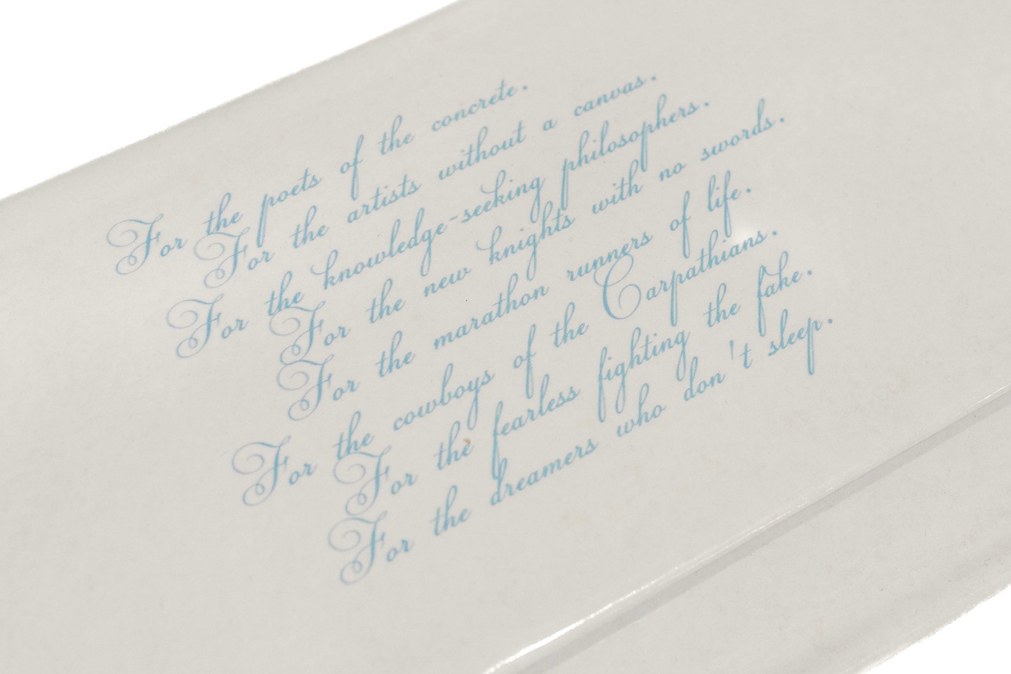 A The Beginning bakancs doboza, amelyen a márka üzenete olvasható:„For the poets of the concrete. For the artists without a canvas. For the knowledge-seeking philosophers. For the new knights with no swords. For the marathon runners of life. For the cowboys of the Carpathians. For the fearless fighting the fake. For the dreamers who don't sleep.”