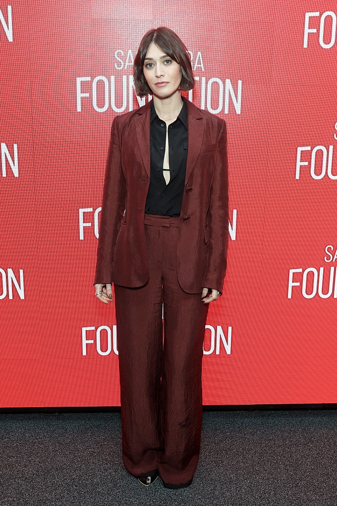 Akit ma biztosan nem ismernénk fel az utcán, az a 42 éves Lizzy Caplan, aki a filmben Janis Ien bőrébe bújt.