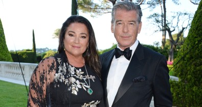 „Imádom a feleségem domborulatait" - Pierce Brosnan és a feleségének szerelmi történetéből mindannyian tanulhatunk