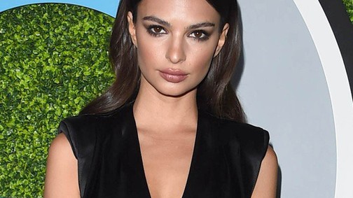 Emily Ratajkowski olyan gonosznak tűnik ebben a ruhában, hogy félünk tőle!
