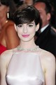 Anne Hathaway tömött pixie-je nagyon szexi.