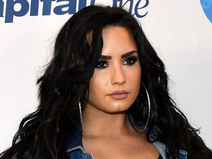 Demi Lovato hihetetlen szerelésben fogdosta a táncosnőjét