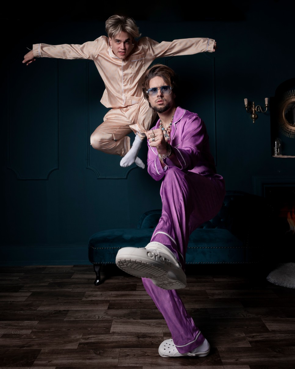 Szépréthy Roland és Diller Ákos az Unreal Industry selyempizsamáiban