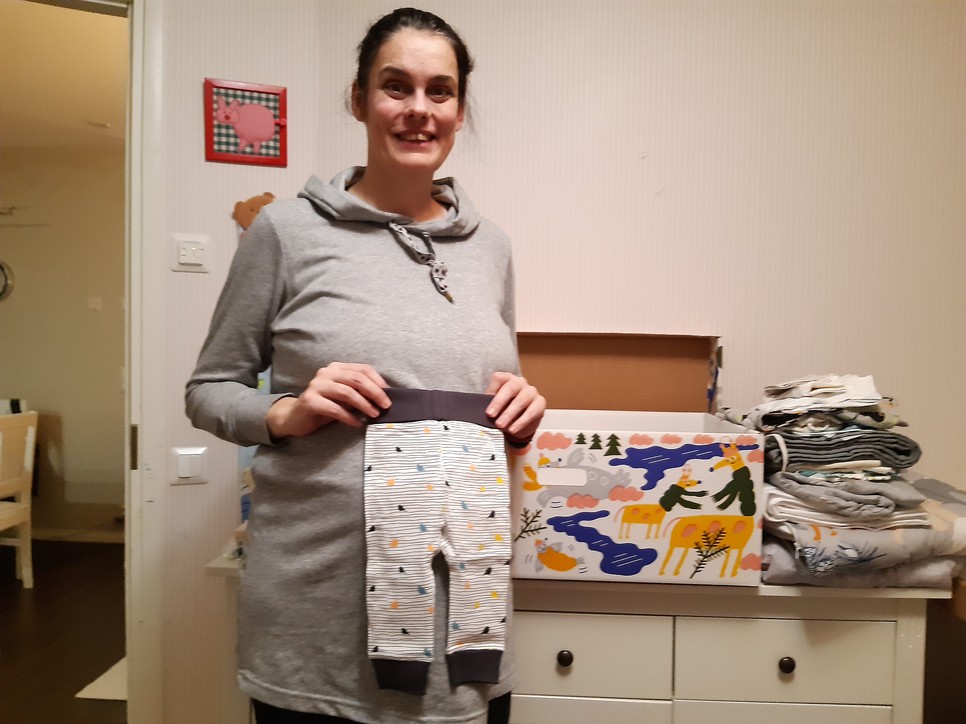 A gyermeket váró finn családok a baba születése előtt két hónappal kapják meg a Kelától (finn társadalombiztosító) egy doboz babakelengyét. Az egyetlen feltétel, hogy a várandós édesanya rendszeresen járjon terhesgondozásra. A dekoratív doboz gyakran a babák első fekhelyéül is szolgál.