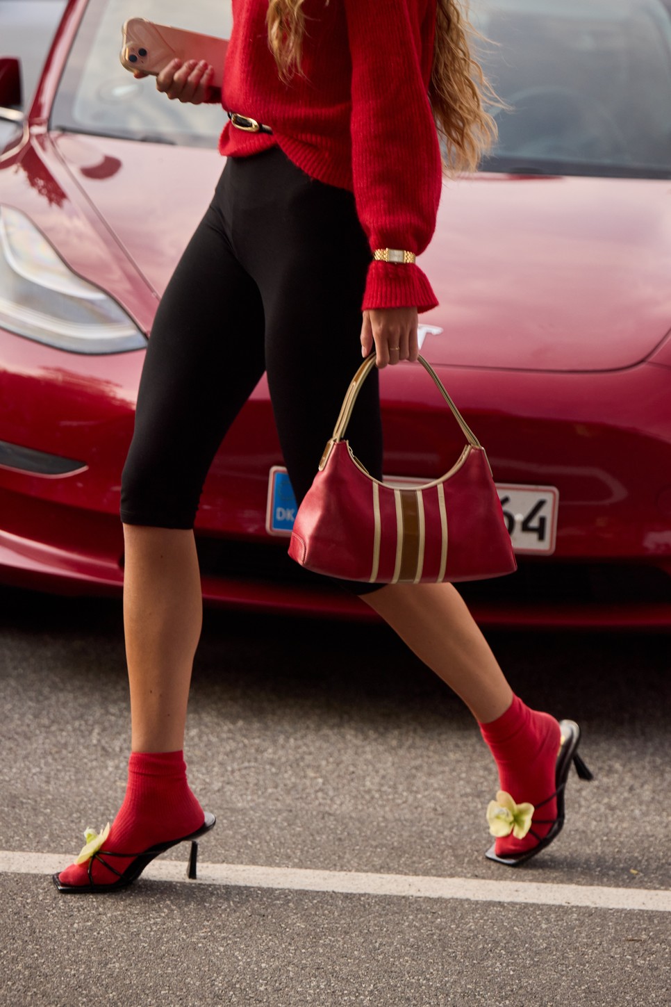 A városi sikkbe is tökéletesen passzol a virágos lábravaló