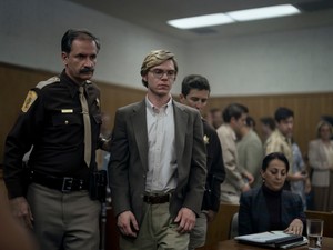 Evan Peters-ben a stáb tartotta az életet Jeffrey Dahmer-sorozat forgatása alatt
