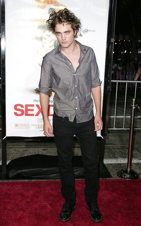 Nem sokkal később, a Szextúra című film Los Angeles-i premierjén is a fekete nadrág-szürke ing kombóra szavazott. (2008. október)
