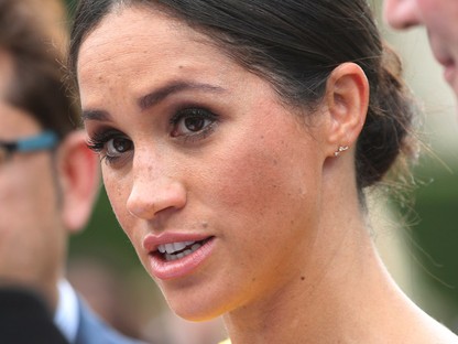Meghan Markle kanárisárga ruhája egy álom és az ott NEM a mellbimbója! 