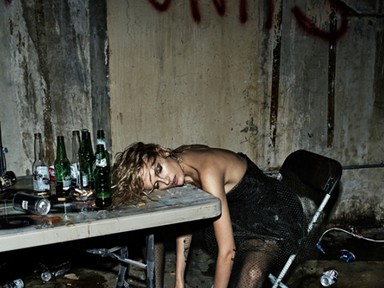 Hullarészeg modellek az év legbizarrabb divatanyagában