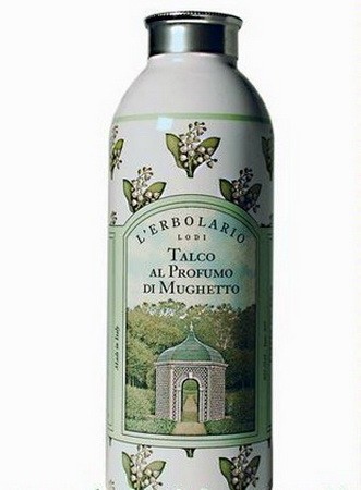 Gyöngyvirággal illatosított testpúder L`ERBOLARIO 3435 Ft/100 g (34,35 Ft/1 g)-30%-kal olcsóbban a GLAMOUR-napokon 24,05 FtÍme egy természetes talkum, amely igen előnyös kozmetikai tulajdonságokkal rendelkezik, a gyöngyvirág lágy és játékos illatával illatosítva. Fürdés vagy zuhanyozás után a testre hintve élvezheted rendkívül jó nedvszívó hatását. 