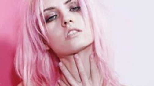 Pink hajú szépség a Maybelline új arca