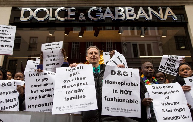 Tüntetők a Dolce & Gabbana londoni üzlete előtt