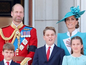 Ezt a meglepő tárgyat rejtegeti a királyi család, amikor a Buckingham-palota erkélyén integetnek