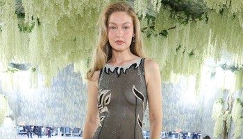 Gigi Hadid gyakorlatilag egy szál bugyiban tündökölt a Met-gálán, teljesen átlátszó ruhájában óriási feltűnést keltett