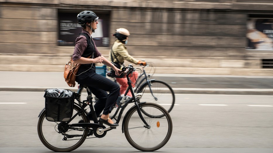 Párizs biciklin más arcát mutatja – sodródj a Szajna mentén, tekerj el a kávézók és történelmi terek között, és éld át a város varázsát turistaként!