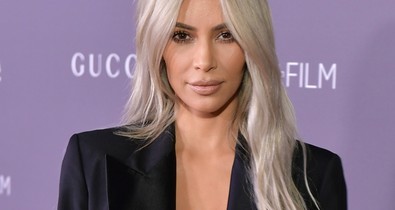 Kim Kardashian haja nemcsak durván rövid, hanem KÉK is!