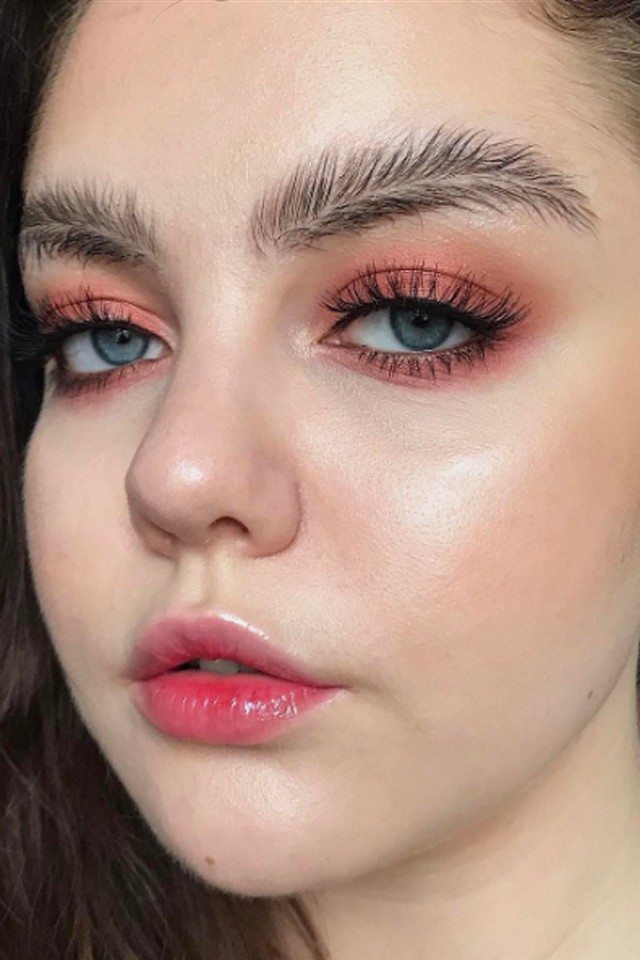 Új trend a szemöldökformázásban: fésüld tollformára!