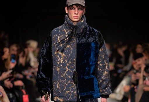 Betyárromantika a kifutón: Zsigmond Dóra új kollekciója a múlt és a jelen határán