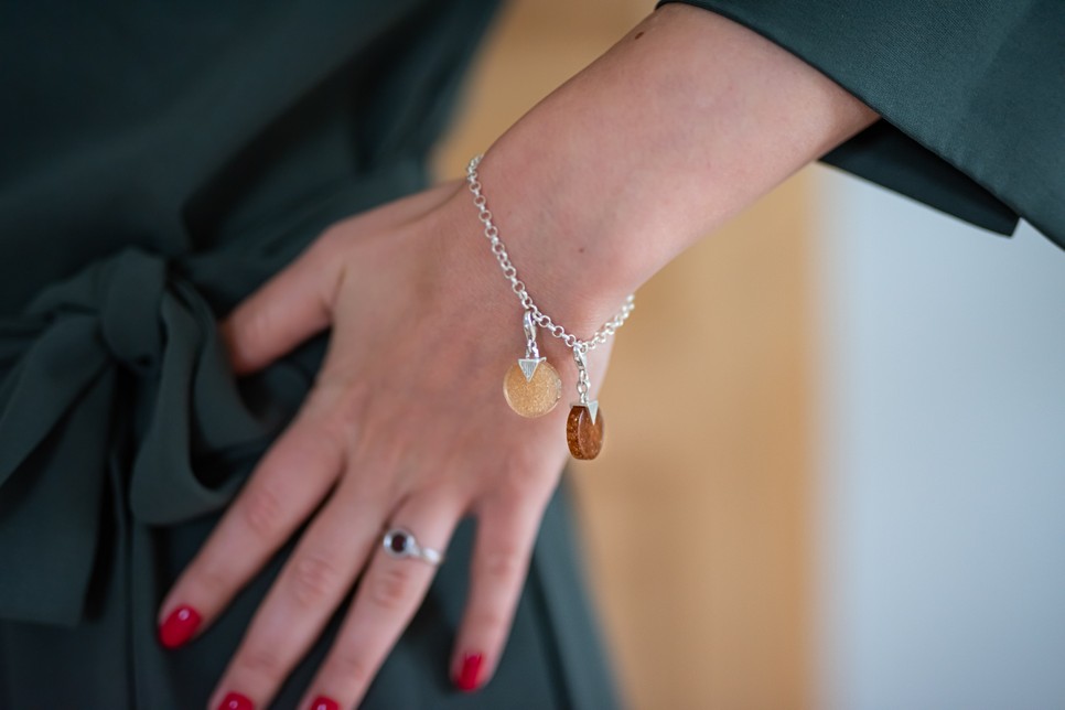 Magyar tervezők készítik a világ egyetlen, borból készült ékszereit