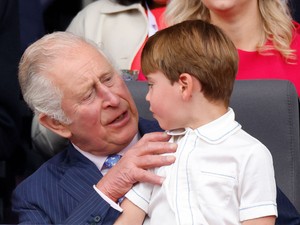 Károly király tündéri módon tisztelgett a kis Lajos herceg előtt, ha ettől nem olvadsz el, akkor semmitől!