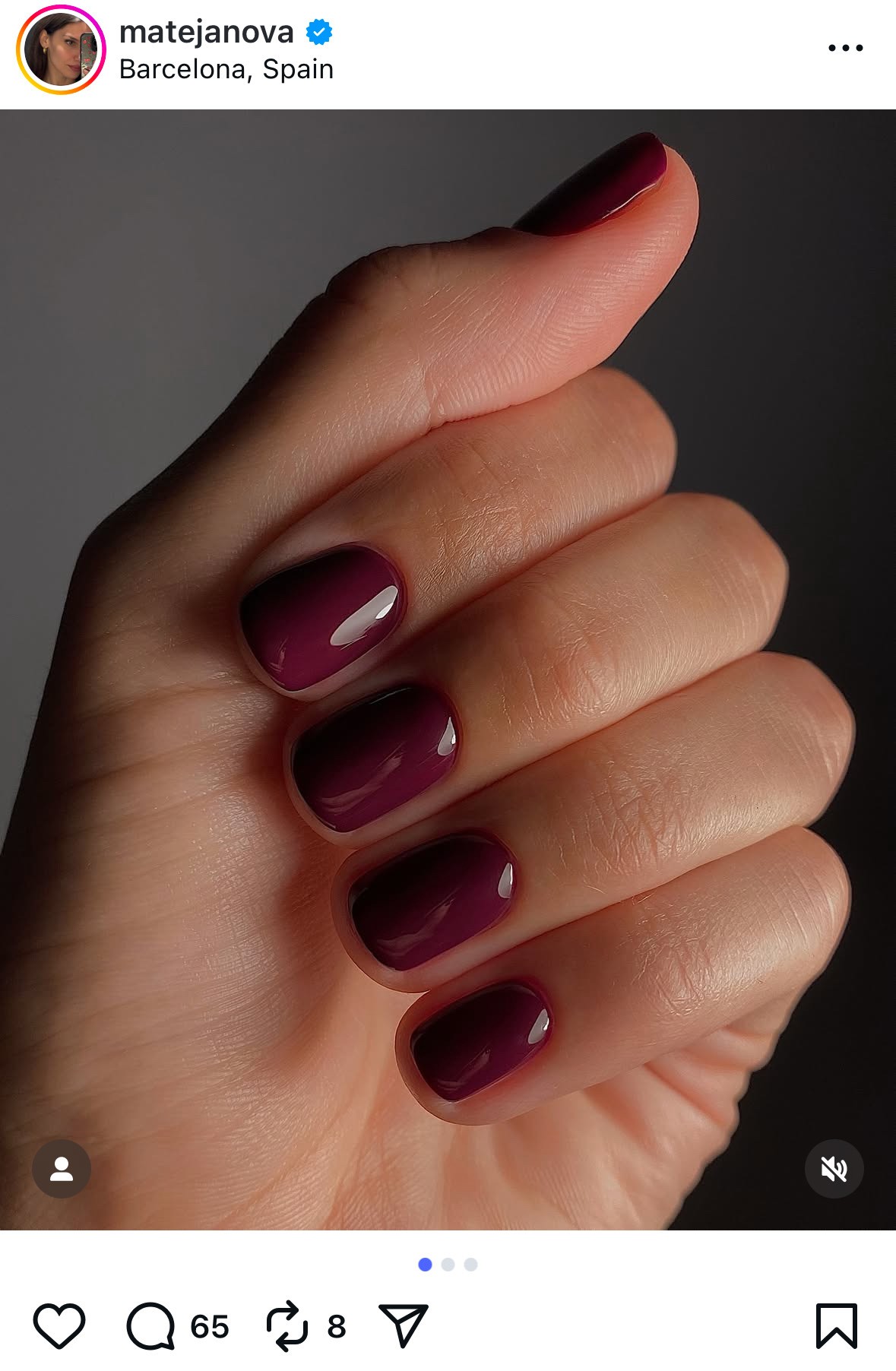 A szilva árnyalat a bordó és a sötétlila tökéletes keveréke, amely eleganciát és egyedi stílust kölcsönöz viselőjének. Mandula alakú vagy szögletes körmökön különösen jól mutat, de rövid körmökön is megállja a helyét. Ez az árnyalat garantáltan nem marad észrevétlen.