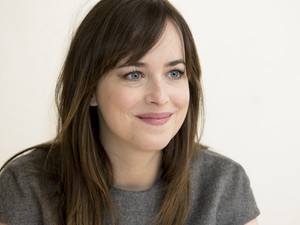 Dakota Johnson nagymama szoknyában sétálgat az utcán