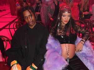 Rihanna meztelen kismama fotókkal ünnepli a várandósságát