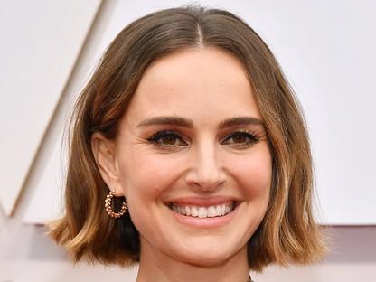 Zseniális: Natalie Portman a ruhájával tiltakozott a nőket érintő diszkrimináció ellen az Oscar vörös szőnyegén