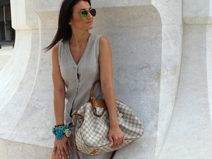 Lenvászon és türkizkék szettel búcsúzik Sabira