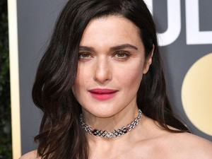 A 48 éves színésznőnek jót tett a szülés: tündököl a vörös szőnyegen