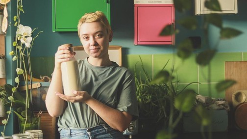 „Nem lelkiismeret-furdalást szeretnék ébreszteni, hanem inspirálni szeretném az embereket” – interjú Antal Évával, a Vászonzsákoslánnyal