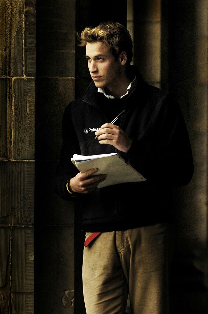 Itt Vilmos éppen a St Andrews egyetem előcsarnokában pózol a kameráknak.