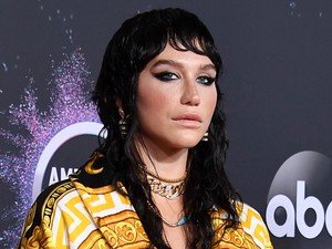 Egy szál bugyiban ünnepelte Kesha a 10 éves slágerét