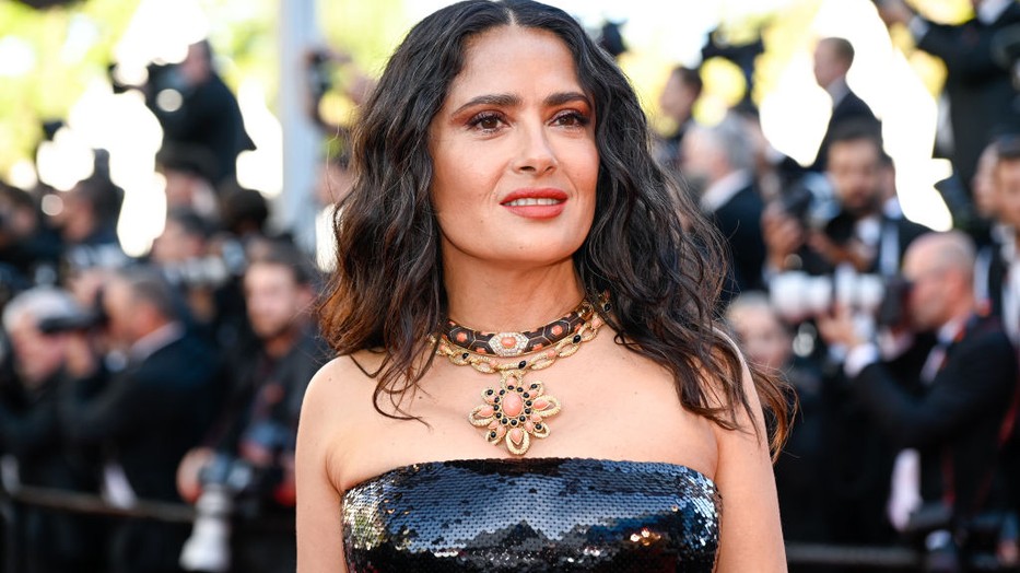 Salma Hayek ruhájára minimum kétszer kell ránézni, hogy megértsük
