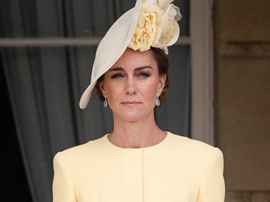 Kalapjával üzenhetett Harry hercegnek és Meghan Markle-nek Katalin hercegné, nem véletlen, hogy ezen a napon viselte ezt a darabot