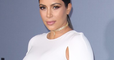 Húha, Mi történt Kim Kardashian arcával szülés után??