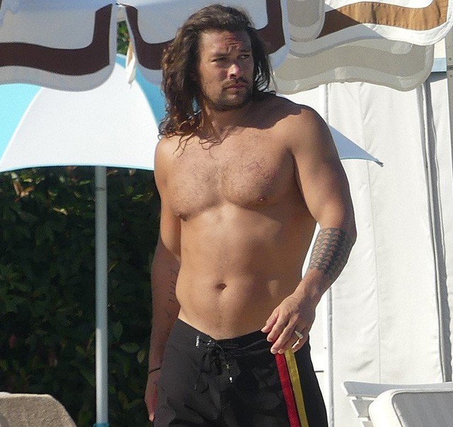 Jason Momoa félmeztelenül a strandon