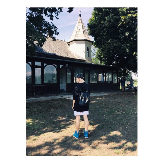 Punnany Massif klipforgatáson ma a sminkes