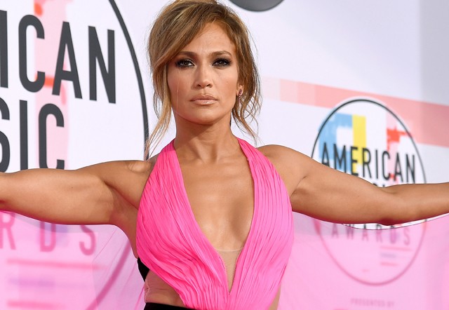 Jennifer Lopez csinált egy tükrös szelfit, és izmai felrobbantották az internetet