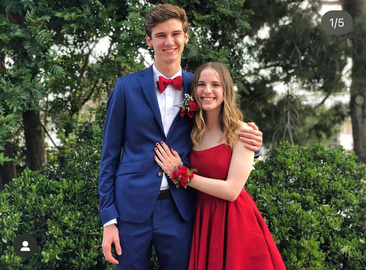 Noelle Sheldon a gimnáziumi végzős bálon partnerével