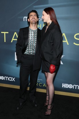 Joe Jonas and Sophie Turner egy HBO Max-premieren nevetnek, 2022-ben.