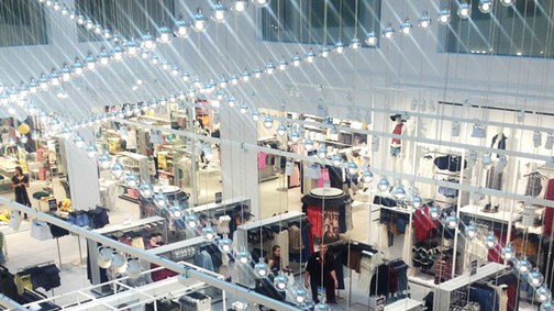 Átvirrasztott éjszaka, hatalmas parti és óriási nyeremények - Megnyitott a legnagyobb és legszuperebb H&M