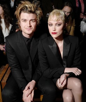 Joe Keery és Maika Monroe