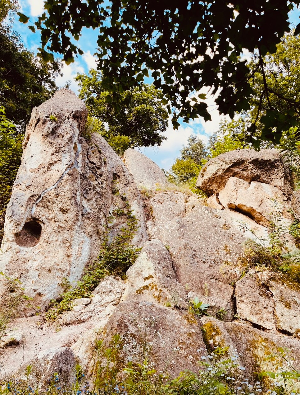 A mai napig nem tudják biztosan, hogyan születtek ezek a különleges, kaptár formára emlékeztető mélyedések, és mi volt a funkciójuk