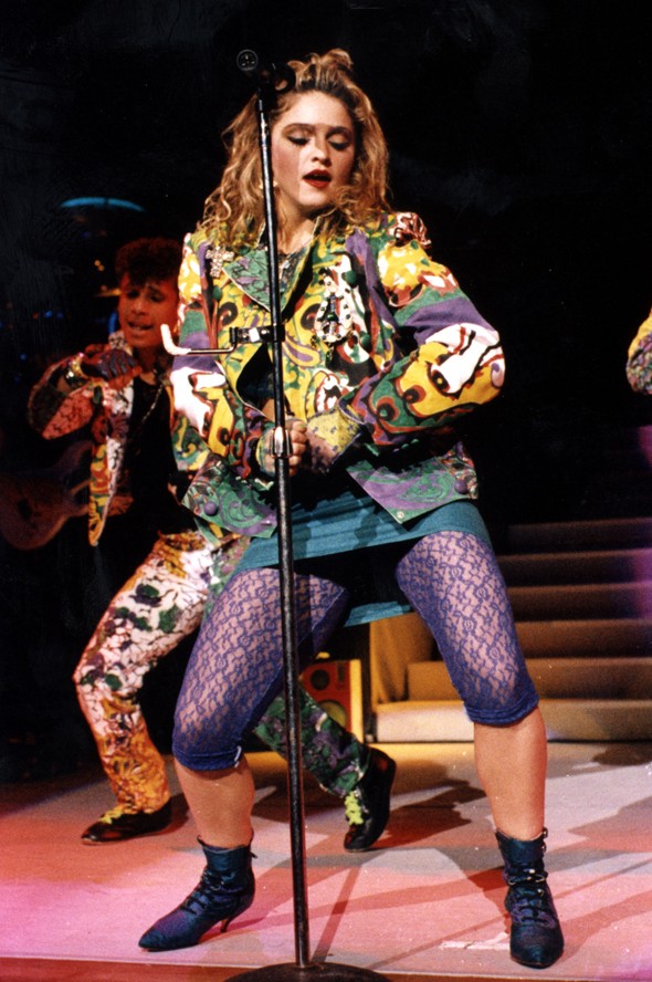 Nehéz elhinni, de már 30 év telt el azóta, hogy 1985-ben Madonna az első világturnéjára indult, ez volt a Virgin Tour. Erős imázst teremtett a 80-as évek punk stílusával, amelyet vallásos elemekkel kevert.